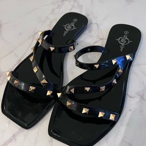 Flat sandals